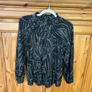 Yest Blouse Ruffled‎ Neckline Button Down 100% Viscose Green/Black Pattern Wmn 6